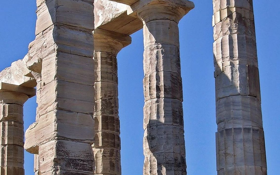 Atölyenin güneşli köşesinde mermer sütunlar ve doğal taş örnekleri